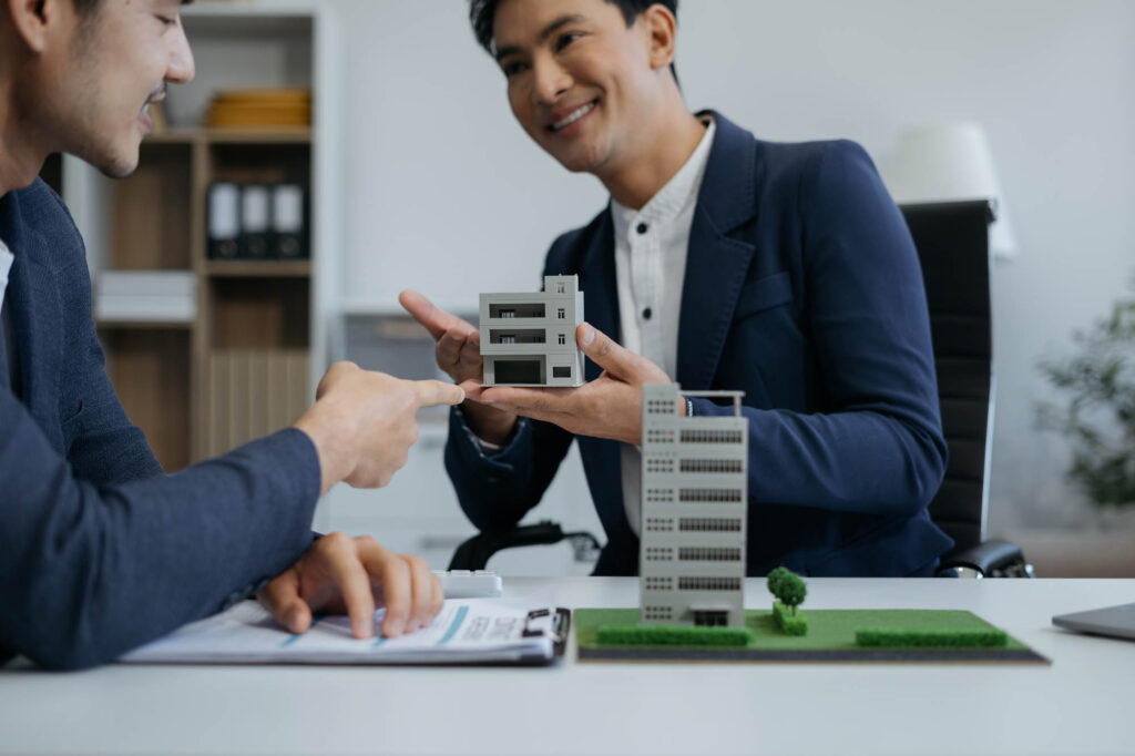 K&W Marketing Consultants | Real estate broker agent presenting and consult to customer to d